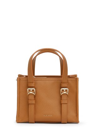 Piccola borsa a mano strutturata in pelle color cuoio con doppi manici superiori e dettagli in fibbia dorata sulle cinghie frontali.