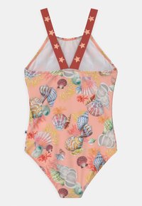 Fato de banho de uma peça com base cor-de-rosa coral e padrões coloridos de conchas e corais. Alças de ombro com detalhes em estrela vermelha, textura suave.