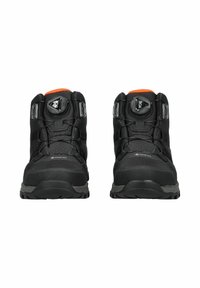Scarpe da trekking nere impermeabili con una parte superiore testurizzata, forma angolare, un sistema di allacciatura Boa e un accento arancione nella parte superiore.