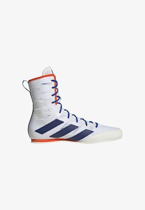 Basket blanc haut avec des rayures bleues, des accents orange, une surface texturée et des lacets bleus ; conçu pour la performance avec une semelle flexible.