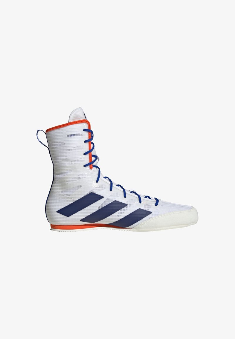 Korkokenkä valkoinen urheilujalkine, jossa on siniset raidat, oranssit yksityiskohdat, tekstuuri pintamateriaalina ja siniset nauhat; suunniteltu suorituskykyyn joustavalla pohjalla.