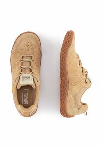 Scarpe Camel Active, tomaia in suede color beige e tessuto, punta rotonda, suola in gomma spessa con motivo antiscivolo, dettagli in mesh a contrasto e design con lacci.