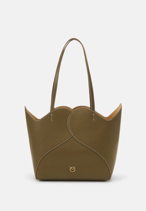 Sac fourre-tout en cuir vert olive avec un design courbé et des coutures blanches contrastées. Dispose de deux poignées latérales et d'un logo doré à la base.