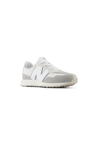 Zapatilla deportiva en gris y blanco con materiales de ante y malla, que presenta un prominente logo "N", puntera redondeada y una suela de goma texturizada.