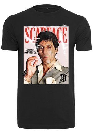 Czarny t-shirt z grafiką mężczyzny w garniturze palącego cygaro, tekst brzmi "SCARFACE" i "Zawsze mówię prawdę, nawet gdy kłamię."