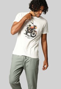 Non sélectionné, Natural