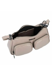 Piccola borsa sintetica beige con un design strutturato, due tasche frontali con zip e un dettaglio a catena sulla tracolla.