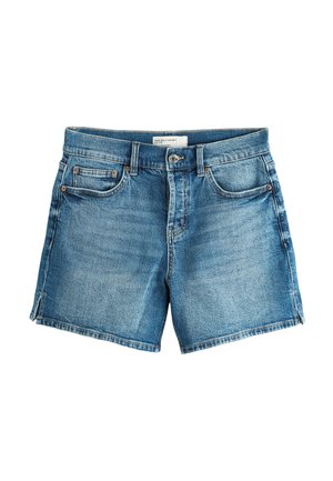 Shorts in denim blu con bottone e cerniera frontali, passanti per cintura, tasche frontali e spacchi laterali su sfondo bianco.