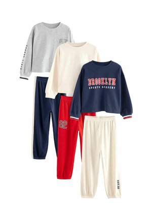 Set med fyra matchande sportiga outfits: grå och vita sweatshirts, marinblå och röda byxor; varierande text och siffror; bomullsmaterial; avslappnad passform.