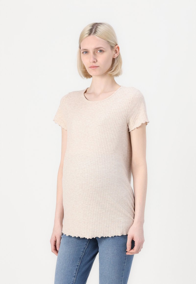 Tricou de maternitate bej deschis, cu mânici scurte, cu o margine ondulată, având o croială lejeră pentru confort în timpul sarcinii.
