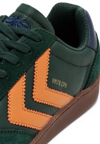 Hummel VM78 CPH ML UNISEX - Sportcipő - jungle green/burnt orange