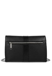 Pochette en cuir noir avec une finition texturée, dotée d'une poche avant zippée et d'une sangle en chaîne. Design simple et rectangulaire.