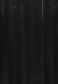 Tissu noir avec des rayures verticales présentant des motifs brodés en forme de losange et de petits détails perforés partout.