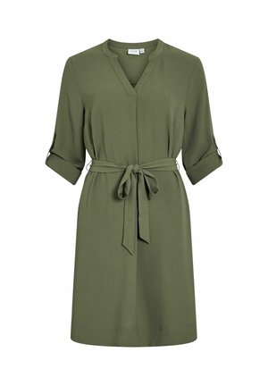 Vestido verde oliva hasta la rodilla con escote en V, mangas tres cuartos con pestañas y botones, y cinturón de lazo en la cintura.