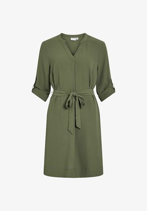 Vestido verde oliva hasta la rodilla con escote en V, mangas tres cuartos con pestañas y botones, y cinturón de lazo en la cintura.