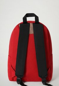 Roter Rucksack mit schwarzen Trägern und Handgriff oben. Schlankes Design mit einer glatten Textur, versehen mit einem braunen Lederakzent auf der Rückseite.