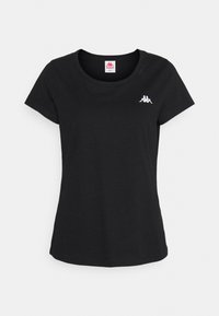 Černé tričko s krátkým rukávem vyrobené z bavlny, s kulatým výstřihem a malým bílým logem na levé straně hrudi. Hladký povrch.