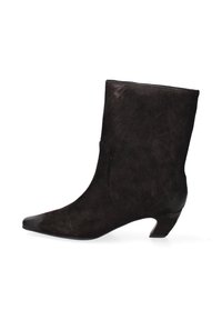 Bottine en suedine noire avec un bout pointu et un talon courbé. Présente une texture lisse et un design minimaliste sans embellissements.