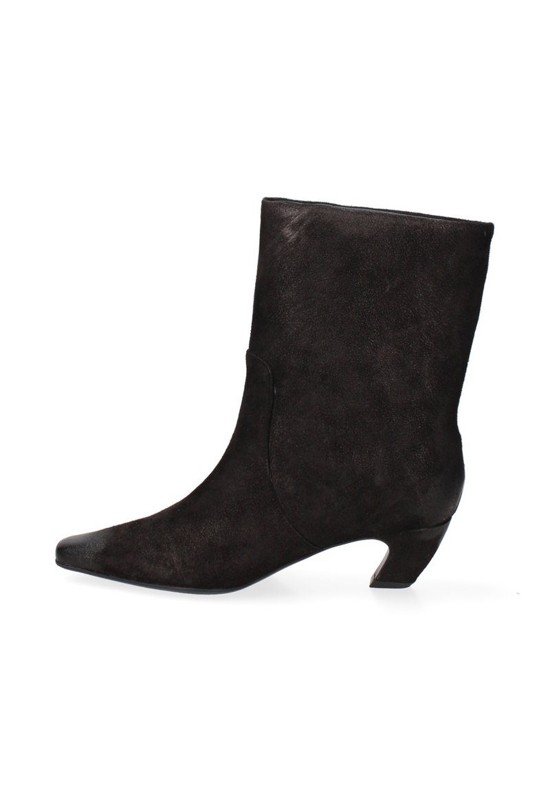 Bottine en suedine noire avec un bout pointu et un talon courbé. Présente une texture lisse et un design minimaliste sans embellissements.