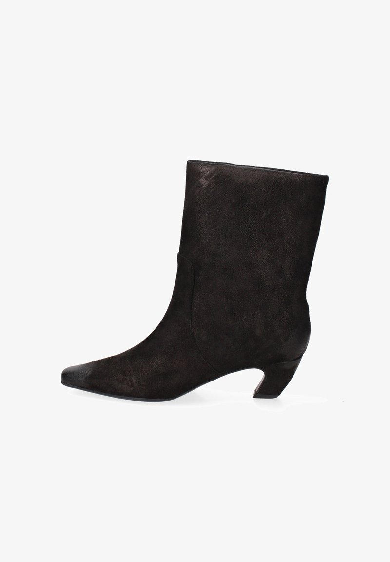 Bottine en suedine noire avec un bout pointu et un talon courbé. Présente une texture lisse et un design minimaliste sans embellissements.
