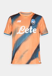 Narancssárga sportmez fekete és kék diagonális mintázattal, "Leté" logóval, New Balance felirattal és V-kivágással.