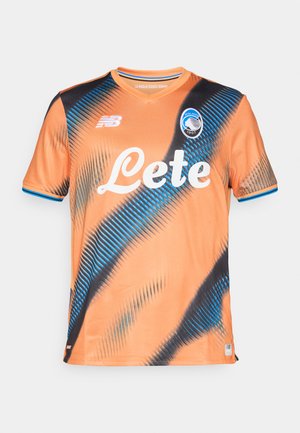 Narančasta sportska majica s crnim i plavim dijagonalnim uzorcima, sa "Leté" logotipom, New Balance oznakom i dizajnom u obliku slova V.