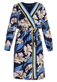 Robe portefeuille en base bleu marine foncé avec de grands motifs floraux roses et jaunes, des accents rayés bleus et jaunes, et une ceinture à nouer.