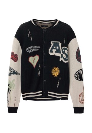 Zwart-beige varsityjack met knoopsluiting, verweerde details, hart, letters "AS" en diverse grafische patches op mouwen en voorkant.