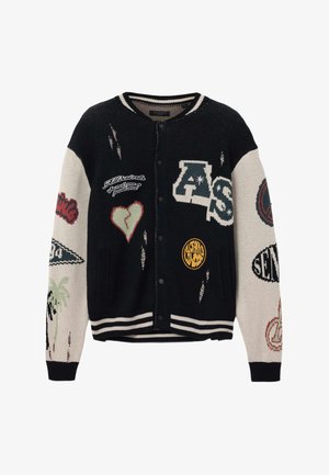 Zwart-beige varsityjack met knoopsluiting, verweerde details, hart, letters "AS" en diverse grafische patches op mouwen en voorkant.