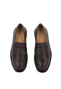 Mocassini in pelle marrone con tomaia cucita, suola in gomma e superficie liscia. Presentano una larga fascia frontale e un design minimalista.