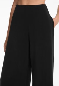 OYSHO SOFT-TOUCH WIDE LEG SIDE-PLEATED - Pantaloni - black