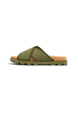 Grøn ruskind slide sandal med et krydset stropdesign, polstret tan fodseng og en solid olivengrøn gummisål med dækmønster.