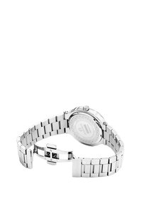 Sudraba nerūsējošā tērauda pulkstenis ar pulētu apdari, sasaistītu aproci un teksturētu apaļu korpusu; tam ir droša sprādze un detalizēta aizmugure.