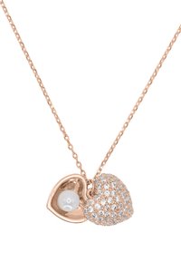 Collana a forma di cuore in oro rosa con un pendente che presenta una perla e accenti di cristalli scintillanti, accompagnata da una catena delicata.