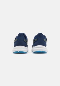 Des chaussures de course en mesh navy avec une surface texturée, une semelle intermédiaire blanche et une semelle extérieure bleue. Présente des accents verts contrastés sur les côtés.