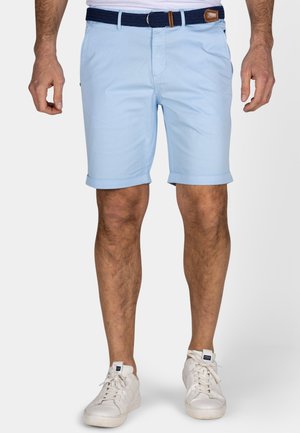 Lichtblauwe katoenen shorts met opgerolde manchetten, voorzien van voorzakken en een gevlochten marineblauwe riem met een tan leren accent.