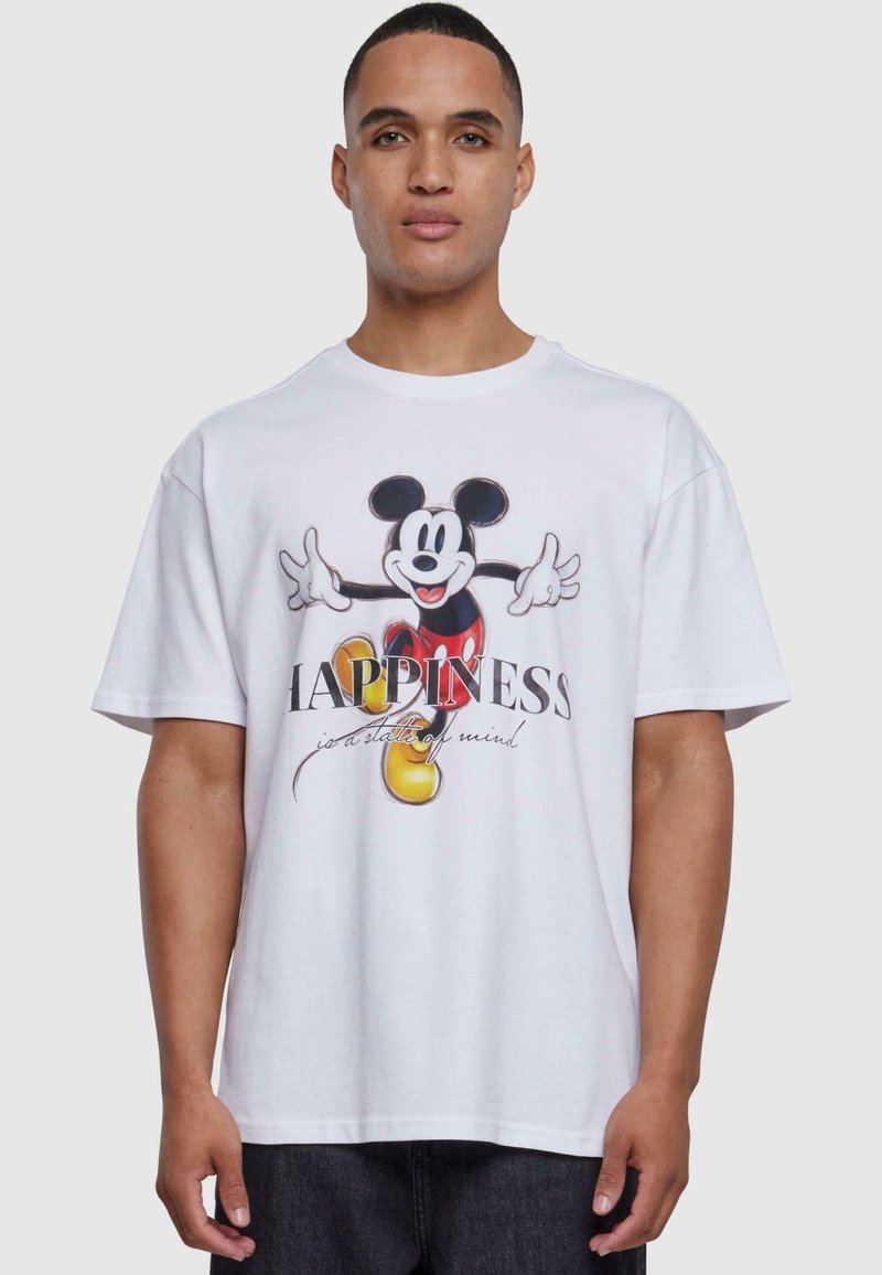 Hvit bomull T-skjorte med kort erme som har et grafisk bilde av Mickey Mouse og teksten "LYKKE er en sinnstilstand" i svart og gult.