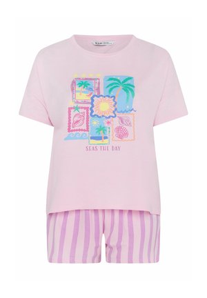 Vaaleanpunainen lyhythihainen paita, jossa on meri-aiheisia printtejä ja teksti "Seas the Day", yhdistetty vaaleanpunaisiin ja laventelin värisiin pystysuoriin raidallisiin shortseihin.
