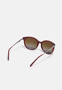 VOGUE Eyewear Sluneční brýle - transparent opal/dark red