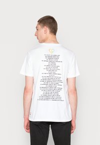 Levi's® COMMUNITY TEE UNISEX - T-shirt estampada - white