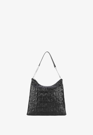 Czarna torba na ramię z wytłoczonym wzorem logo, gładką teksturą i akcentem w postaci łańcuszka. Charakteryzuje się luźnym kształtem i otwartym fasonem.