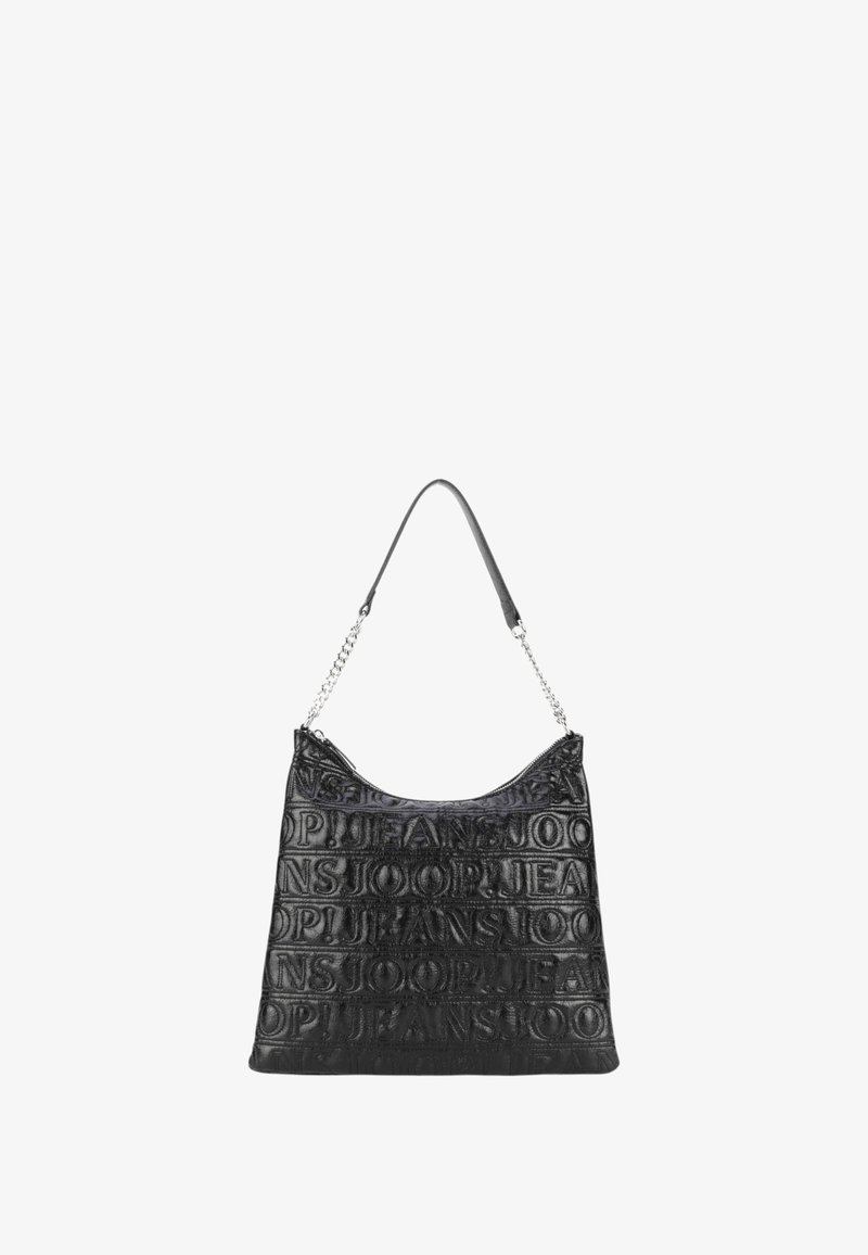 Črna torba s ramenskimi trakovi z embosiranim vzorcem logotipa, gladka tekstura in s ketno kot okras. Ima sproščen obliko in odprt vrh.