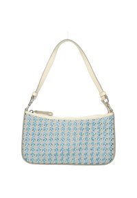 Bolso de mano tejido con un patrón en azul claro y crema, correa de cuero, cierre de cremallera y una textura suave. Forma rectangular compacta.