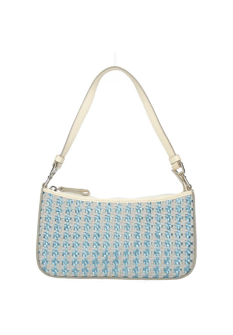 Bolso de mano tejido con un patrón en azul claro y crema, correa de cuero, cierre de cremallera y una textura suave. Forma rectangular compacta.