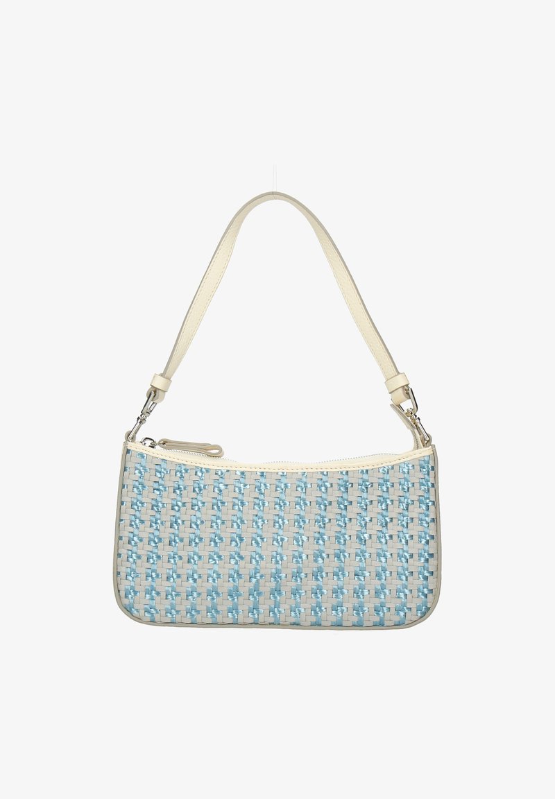 Bolso de mano tejido con un patrón en azul claro y crema, correa de cuero, cierre de cremallera y una textura suave. Forma rectangular compacta.