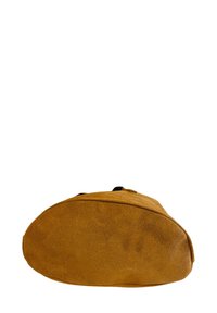 Brązowa torba z zamszu o zaokrąglonym, miękkim dnie i czarnych akcentach uchwytów, charakteryzująca się gładką teksturą i minimalistycznym designem.