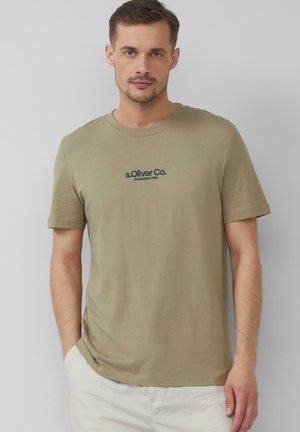 Olivegrünes Baumwoll-T-Shirt mit Rundhalsausschnitt, kurzen Ärmeln und einem gedruckten navyblauen Logo "s.Oliver Co. Gegründet 1969" auf der Vorderseite.