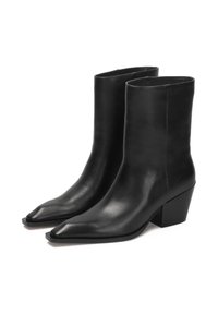 Botas de tobillo de cuero negro con un diseño de punta afilada, textura suave y un tacón grueso. Estilo minimalista sin hardware visible.