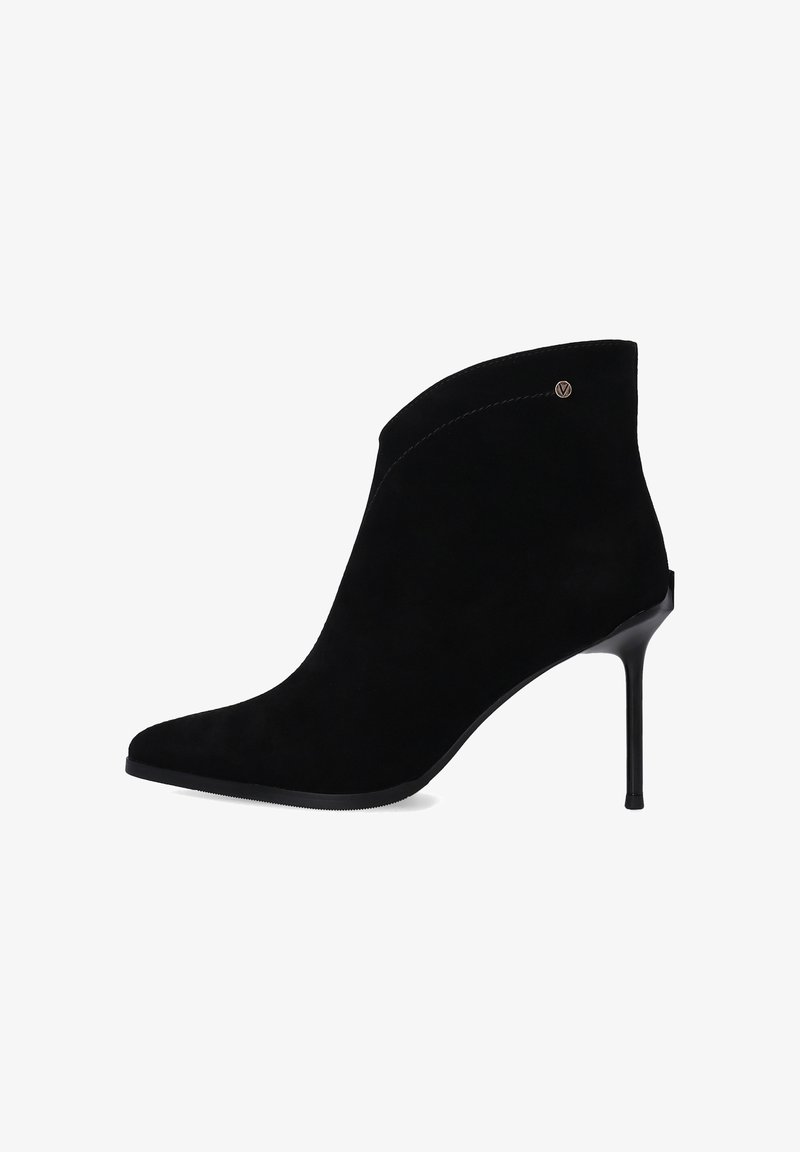 Černé semišové kotníkové boty s špičatou špičkou, vysokým jehlovým podpatkem, elegantním designem a jemným švem podél svršku.