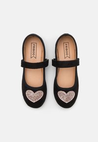 Ballerine in suede nero con punta tonda e cinturino. Presentano un cuore glitterato rosa su ciascun scarpa e una soletta beige con marchio.